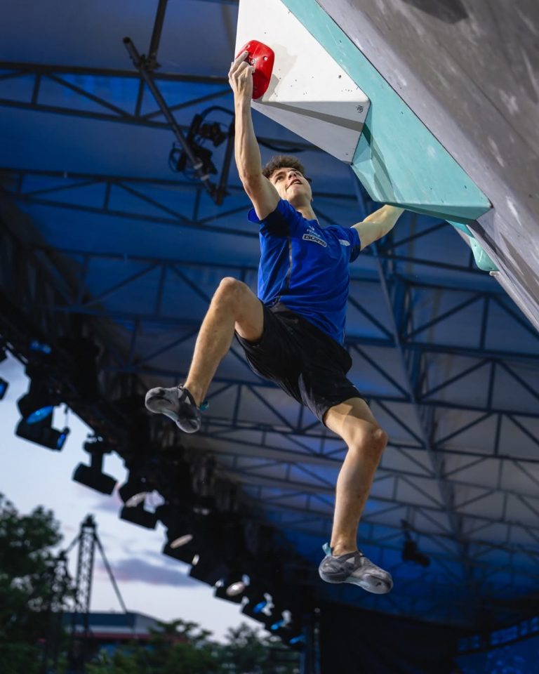 Oriane et Max BERTONE au départ des Championnats d’Europe de bloc